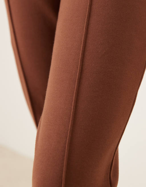 ASOS DESIGN – Schmal geschnittene Schlaghose aus Interlock-Stoff in Schokobraun mit mittelhohem Bund, Kombiteil, 3 von 5