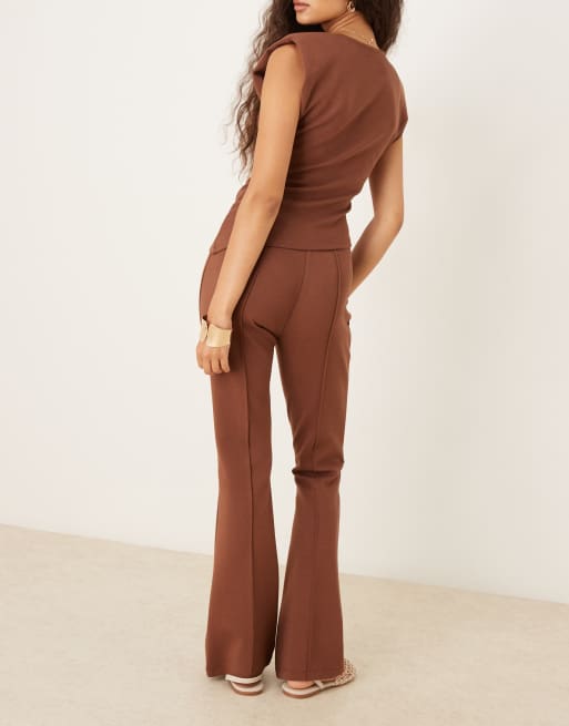ASOS DESIGN – Schmal geschnittene Schlaghose aus Interlock-Stoff in Schokobraun mit mittelhohem Bund, Kombiteil, 4 von 5