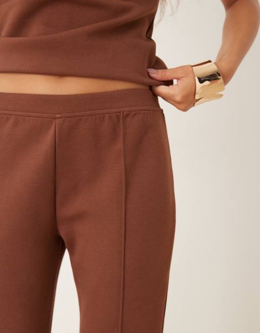 ASOS DESIGN – Schmal geschnittene Schlaghose aus Interlock-Stoff in Schokobraun mit mittelhohem Bund, Kombiteil, 5 von 5