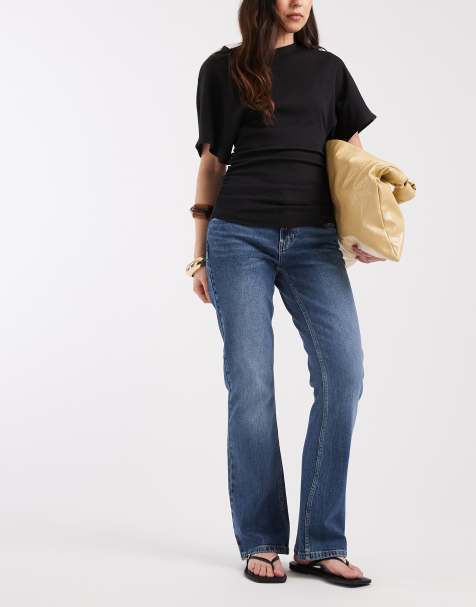 ASOS DESIGN – Schmal geschnittene Schlaghose in verwaschenem Blau mit niedrigem Bund - view 1