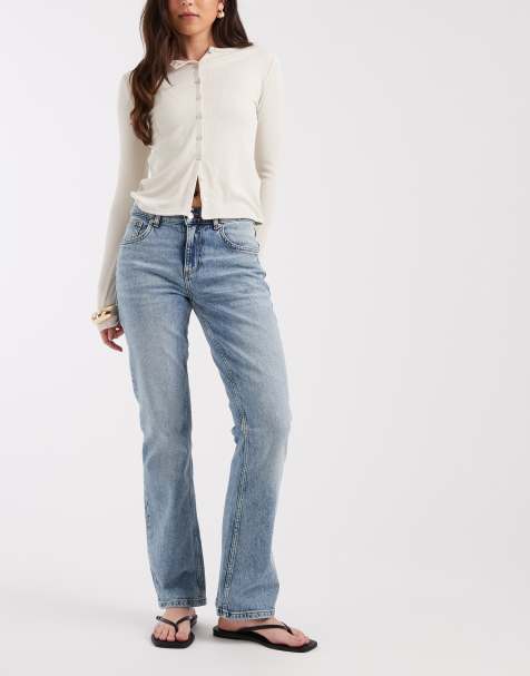 ASOS DESIGN – Schmal geschnittene Schlaghose mit niedrigem Bund in heller Tönung - view 1