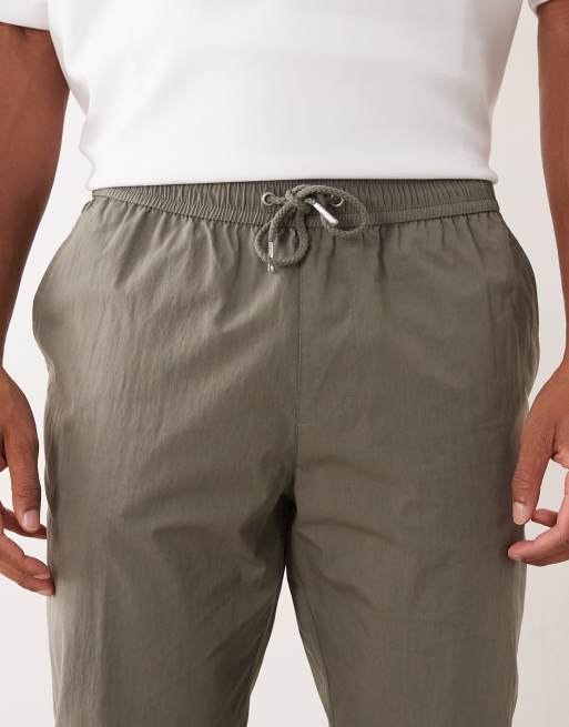 ASOS DESIGN – Schmal geschnittene Schlupfhose aus Funktionsmaterial in Khaki, 4 von 5