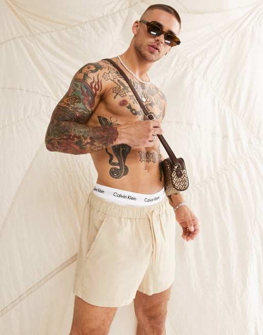 ASOS DESIGN – Schmal geschnittene, sehr kurze Shorts aus Leinenmix in Beige 