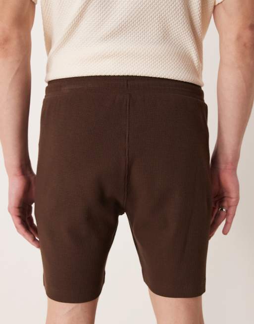 ASOS DESIGN – Schmal geschnittene Shorts aus Jersey in Braun mit Waffelstruktur, 5 von 5