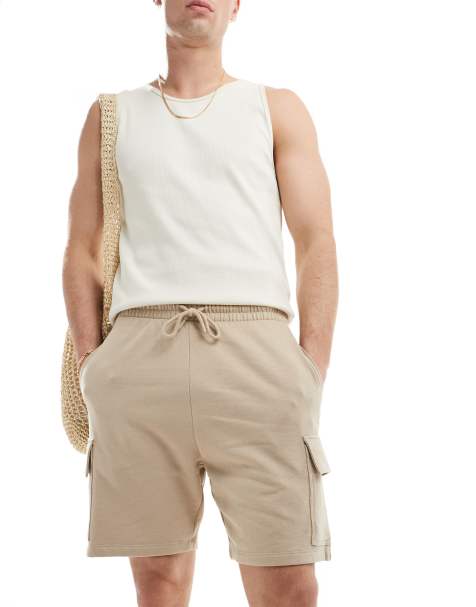 ASOS DESIGN – Schmal geschnittene Shorts in Beige mit Cargo-Taschen - view 1