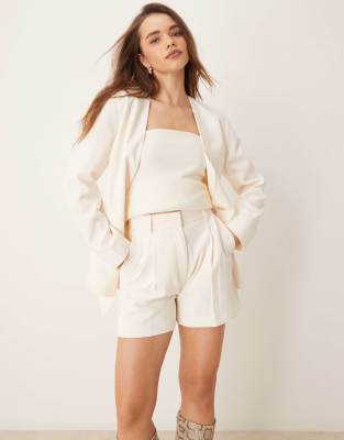 ASOS DESIGN - Schmal geschnittene Shorts in Buttermilchgelb-Weiß