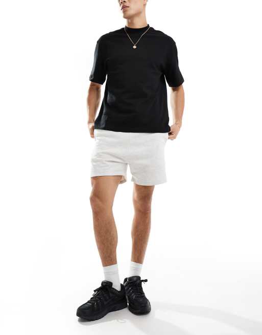 ASOS DESIGN – Schmal geschnittene Shorts in meliertem Weiß, 4 von 5