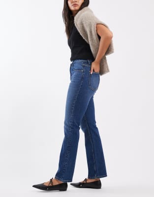 ASOS DESIGN - Schmal geschnittene Straight Jeans in dunklem Mittelblau mit hohem Bund
