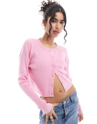 ASOS DESIGN - Schmal geschnittene Strickjacke in Rosa mit Rundhalsausschnitt