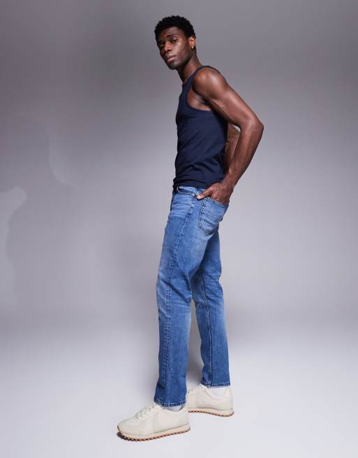 ASOS DESIGN – Schmal geschnittene, überfärbte Jeans in mittelblauer Waschung, 2 von 5