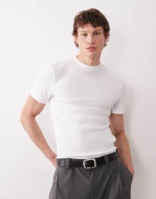 Schmal geschnittenes, hochgeschlossenes, geripptes T-Shirt in Weiß Weiß S