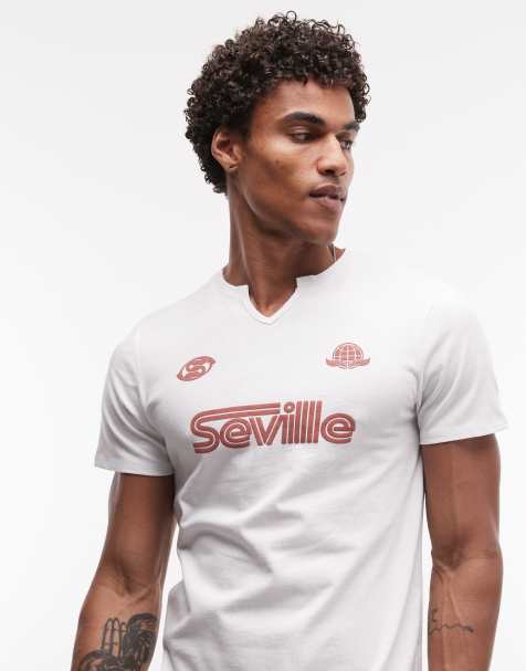 ASOS DESIGN – Schmal geschnittenes T-Shirt in Weiß mit Fußball-Schaumprint - view 1