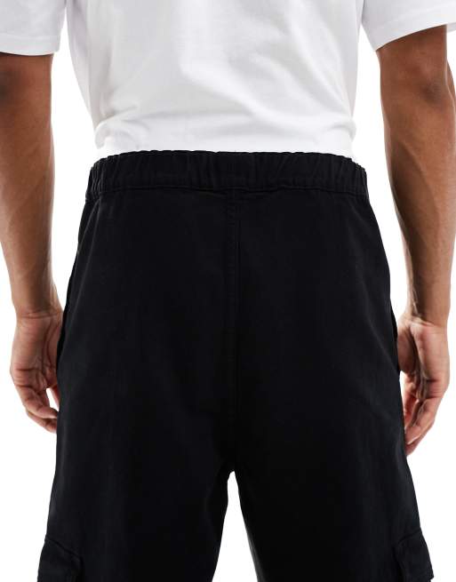ASOS DESIGN – Schmal zu laufende Relaxed Fit Cargohose in Schwarz mit Bundfalten und elastischem Bund, 4 von 5