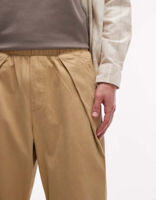 ASOS DESIGN – Schmal zu laufende Relaxed-Fit-Hose in Beige mit Bundfalten und elastischem Bund, 4 von 5