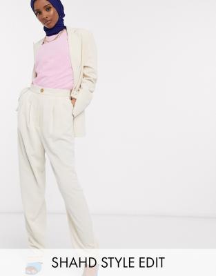asos design -  – Schmal zulaufende Anzughose im Dad-Stil mit hoher Taille, Ecru-Weiß