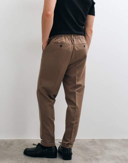 ASOS DESIGN schmal zulaufende Anzughose in Braun mit elastischem Bund und Umschlag, 5 von 5