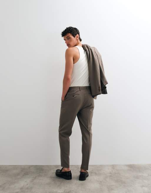 ASOS DESIGN – Schmal zulaufende Anzughose in Braun, 4 von 5
