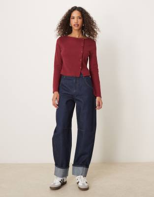 ASOS DESIGN - Schmal zulaufende Barrel-Leg-Jeans mit Saumaufschlag-Marineblau