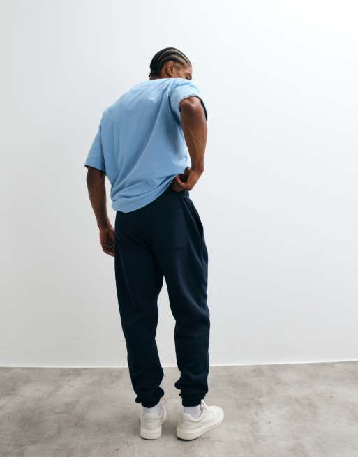 ASOS DESIGN – Schmal zulaufende Basic-Jogginghose in Marineblau, 4 von 5