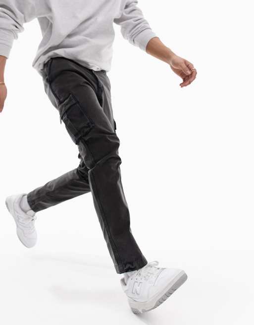 ASOS DESIGN – Schmal zulaufende Cargo-Hose in Dunkelbraun mit 3D-Taschen