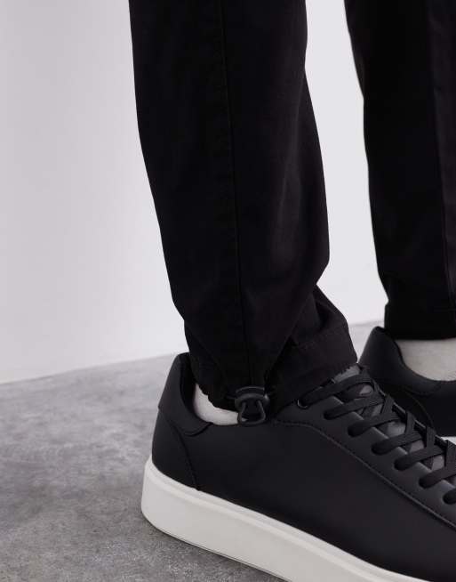 ASOS DESIGN – Schmal zulaufende Cargo-Hose in Schwarz, 5 von 6