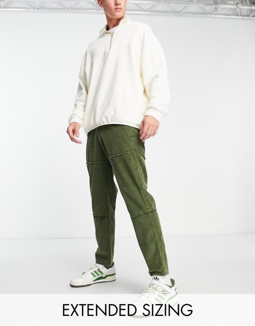 ASOS DESIGN – Schmal zulaufende Hose aus Cord in Grün mit zerschlissenen Ziernähten