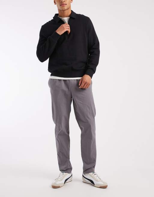 ASOS DESIGN – Schmal zulaufende Hose aus Nylon in Anthrazit mit Schnalle, 2 von 5