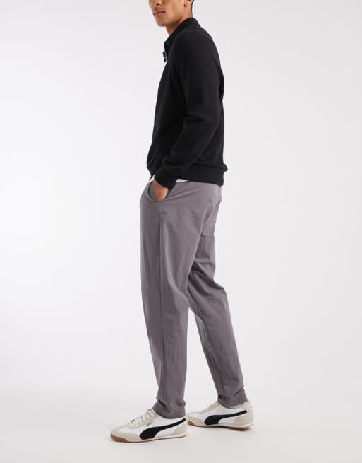 ASOS DESIGN – Schmal zulaufende Hose aus Nylon in Anthrazit mit Schnalle, 3 von 5