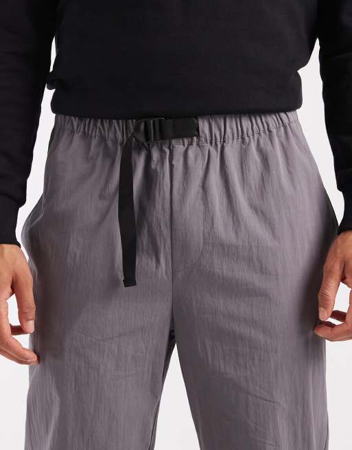ASOS DESIGN – Schmal zulaufende Hose aus Nylon in Anthrazit mit Schnalle, 4 von 5
