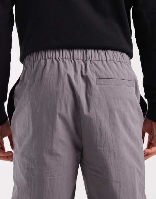 ASOS DESIGN – Schmal zulaufende Hose aus Nylon in Anthrazit mit Schnalle, 5 von 5