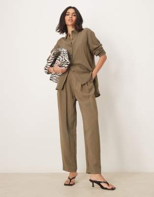ASOS DESIGN - Schmal zulaufende Hose in Khaki mit verstellbarem Taillenbund, Kombiteil-Grün