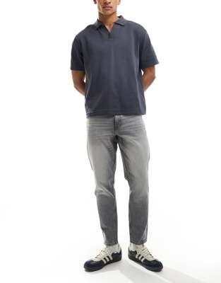 Schmal zulaufende Jeans in grauer Waschung Grau 44 Regular