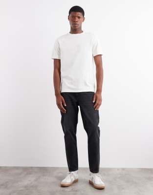 Schmal zulaufende Jeans in verwaschenem Schwarz Schwarz 46 Regular