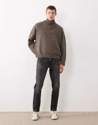 Schmal zulaufende Jeans in verwaschenem Schwarz Schwarz 54 Long