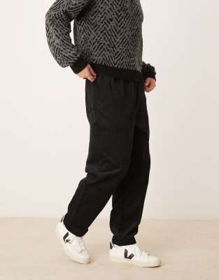 ASOS DESIGN – Schmal zulaufende Jogginghose aus Cord in Schwarz - view 1
