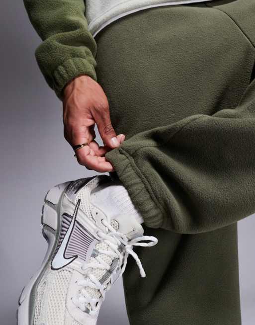ASOS DESIGN – Schmal zulaufende Jogginghose aus Fleece in Khaki, 2 von 5