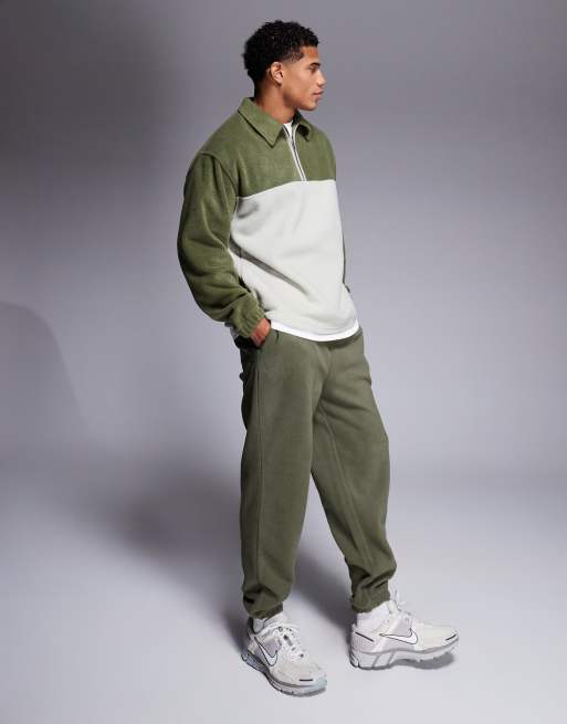ASOS DESIGN – Schmal zulaufende Jogginghose aus Fleece in Khaki, 3 von 5