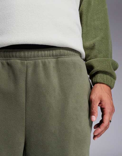 ASOS DESIGN – Schmal zulaufende Jogginghose aus Fleece in Khaki, 4 von 5