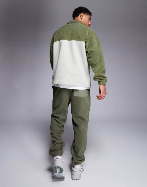 ASOS DESIGN – Schmal zulaufende Jogginghose aus Fleece in Khaki, 5 von 5