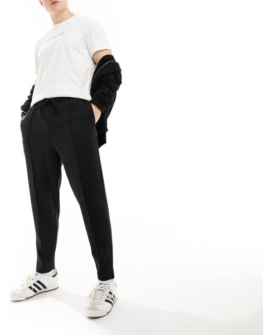 ASOS DESIGN – Schmal zulaufende Jogginghose aus Material in Neoprenoptik in Schwarz, 3 von 5