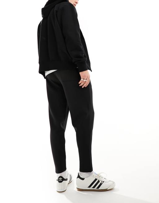 ASOS DESIGN – Schmal zulaufende Jogginghose aus Material in Neoprenoptik in Schwarz, 5 von 5