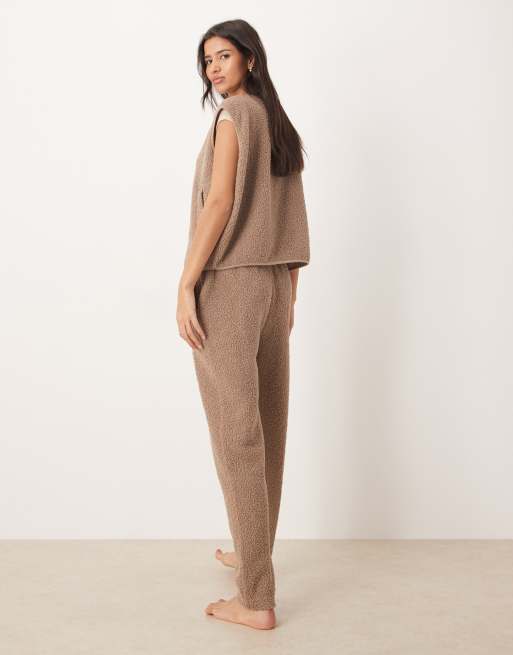 ASOS DESIGN – Schmal zulaufende Jogginghose aus Teddyfell in Nerzbraun, 4 von 4