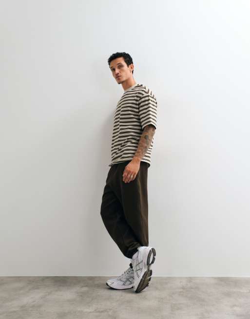 ASOS DESIGN – Schmal zulaufende Jogginghose in Braun mit Fischgrätmuster, 2 von 5
