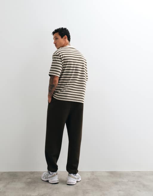 ASOS DESIGN – Schmal zulaufende Jogginghose in Braun mit Fischgrätmuster, 3 von 5