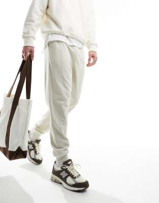 ASOS DESIGN – Schmal zulaufende Jogginghose in Hellbeige