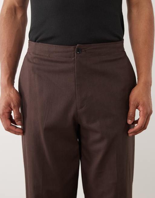 ASOS DESIGN – Schmal zulaufende Oversize-Anzughose aus 100% Baumwolle in brauner Leinenoptik mit elastischem Bund, 4 von 5