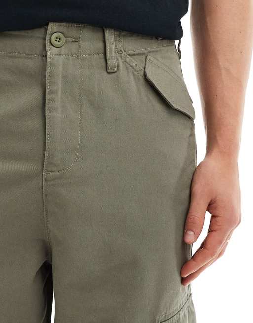 ASOS DESIGN – Schmal zulaufende Oversize-Cargohose in Khaki mit Aufnäher, 5 von 5