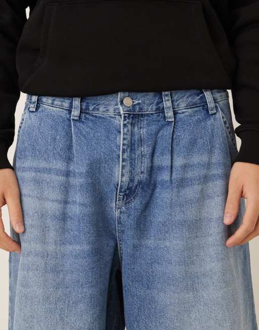 ASOS DESIGN – Schmal zulaufende Oversize-Jeans in verwaschenem Blau mit Falten, 4 von 5