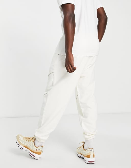 ASOS DESIGN – Schmal zulaufende Oversize-Jogginghose in farblich abgestimmtem Beige mit Paspelierung, Kombiteil, 2 von 4