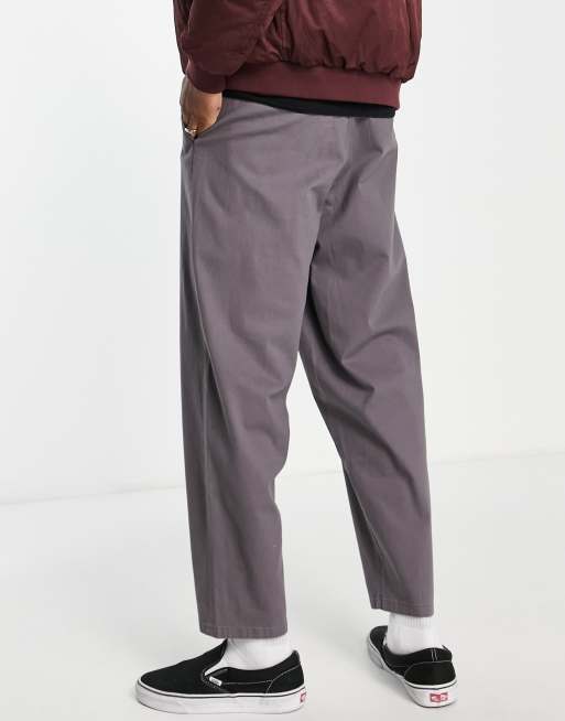 ASOS DESIGN – Schmal zulaufende Oversized-Chinohose in Anthrazit mit Biesen, 2 von 4